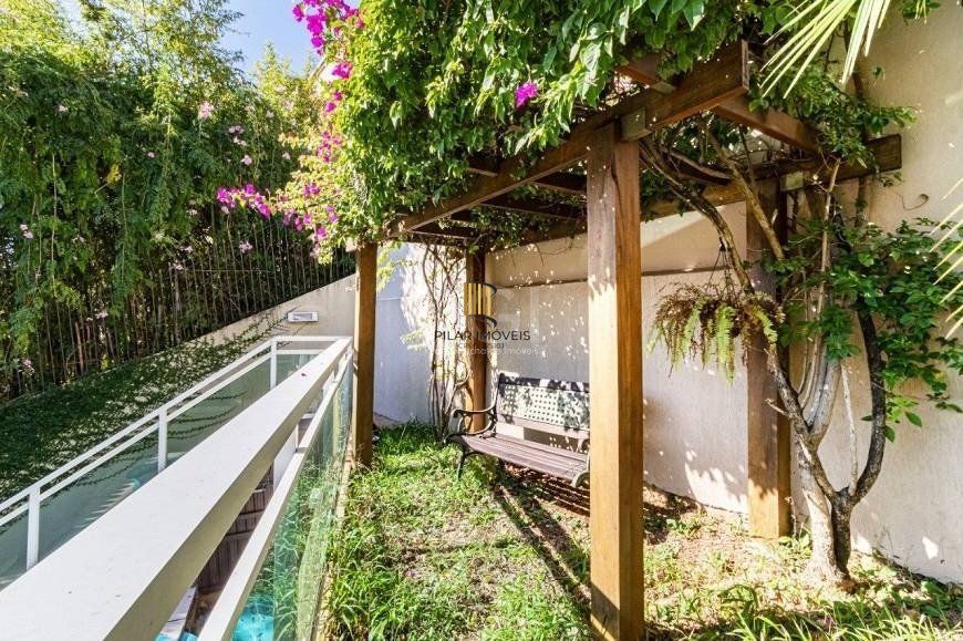 Excelente casa de 264m² com 4 dormitórios no bairro Menino Deus