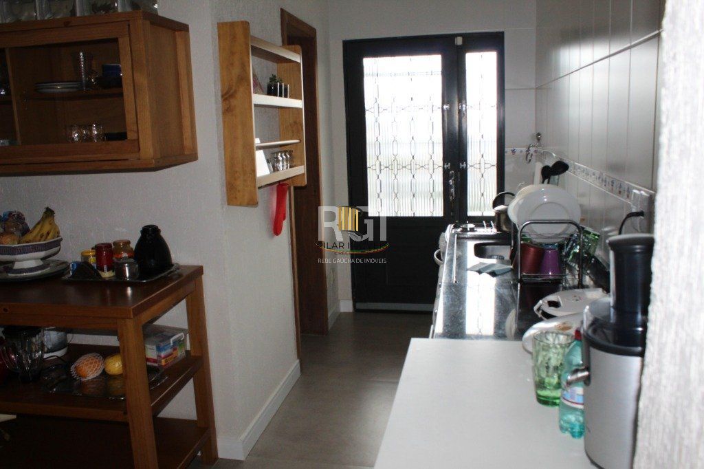 Casa para Venda - 300m², 5 dormitórios, sendo 3 suites, 5 vagas - Teresópolis