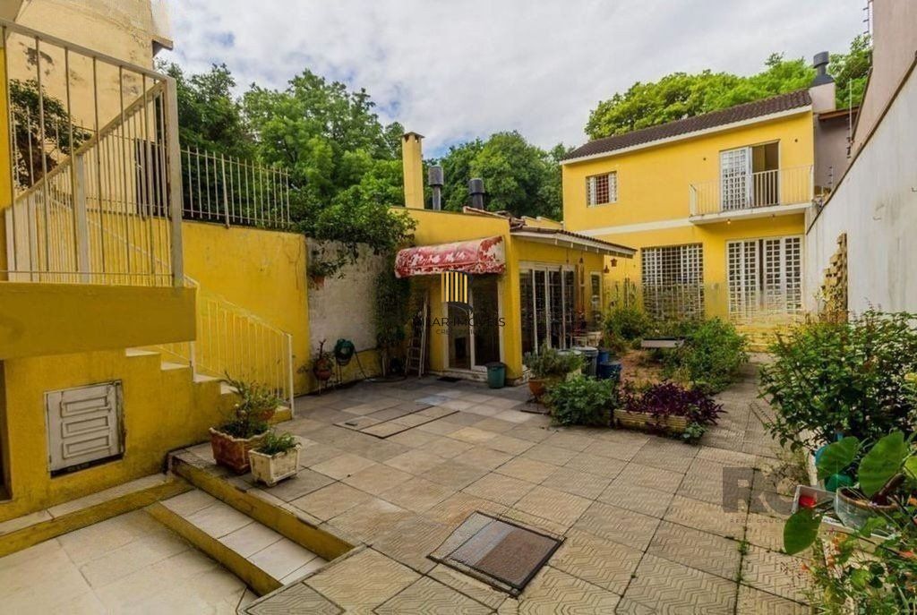 São duas casas no mesmo pátio, com 308,22m² de área construída. Próxima a Av. Teresópolis.