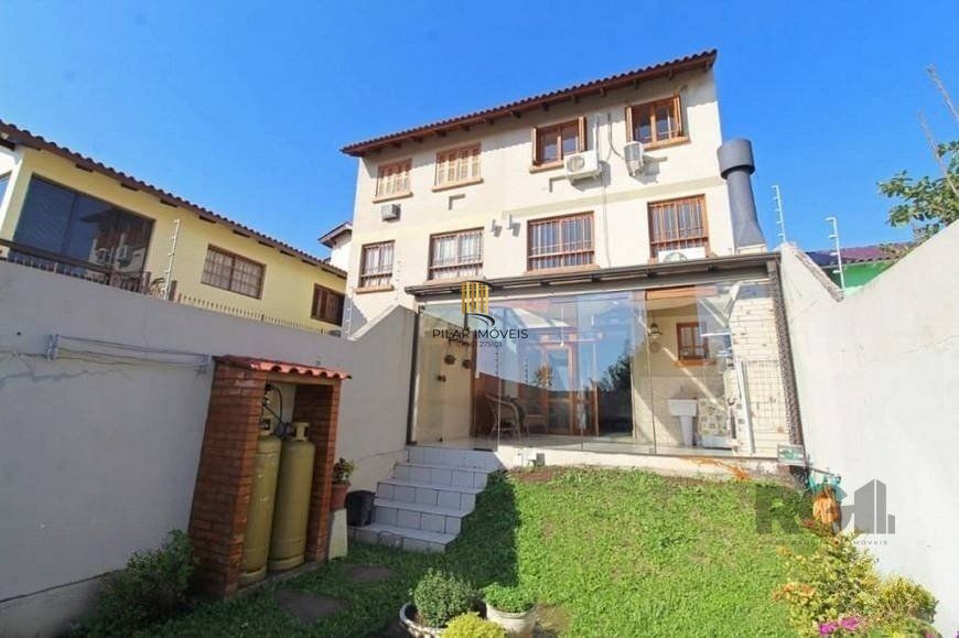 Ampla casa de 175 m² com 3 dormitórios e 3 vagas de garagem