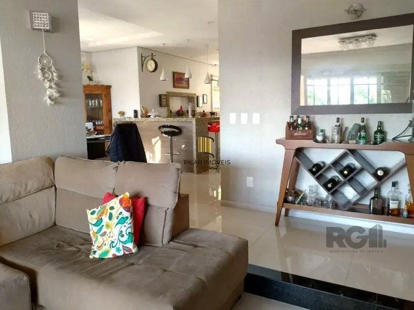 Casa de 307m² - 3 dormitórios, piscina, 4 vagas no bairro Espírito Santo