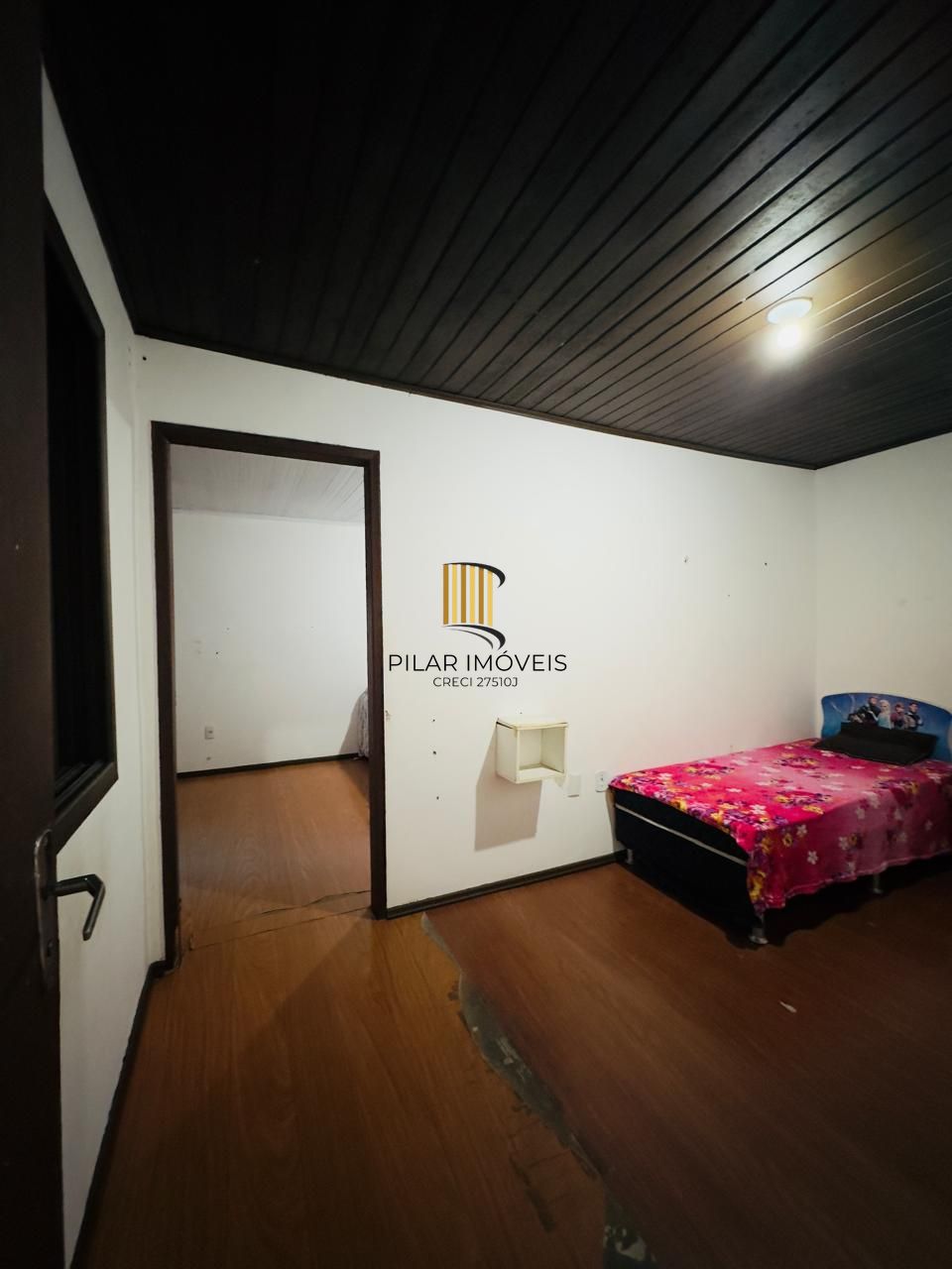 EXCELENTE OPORTUNIDADE DE NEGÓCIO, para Locar ou Morar com a Família. Terreno de 11,00 x 17,60 Com 01 sobrado de 3 dormitório... E outra em madeira 2 dormitórios.