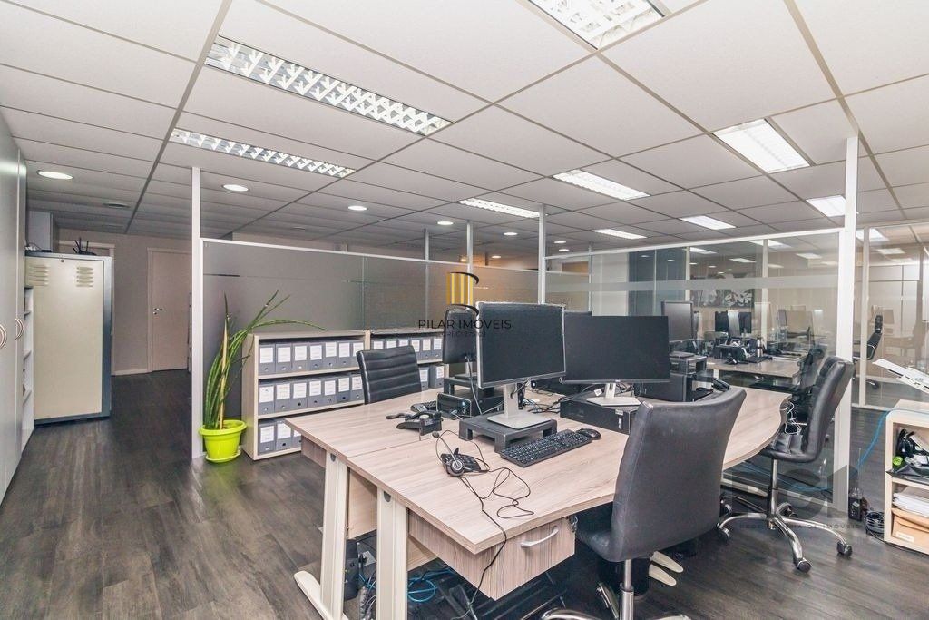 Excelente sala comercial de 140m² no centro.