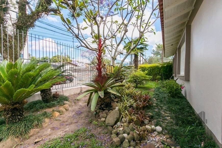 Casa de 380m² - 4 dormitórios, 2 suítes, 4 vagas no bairro Bom Jesus