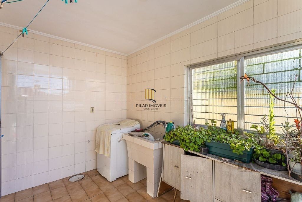 Casa 216m² - 4 dormitórios, 5 vagas no bairro Partenon
