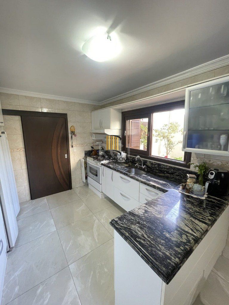 Casa para Venda - 240m², 4 dormitórios, sendo 2 suites, 3 vagas - Centro