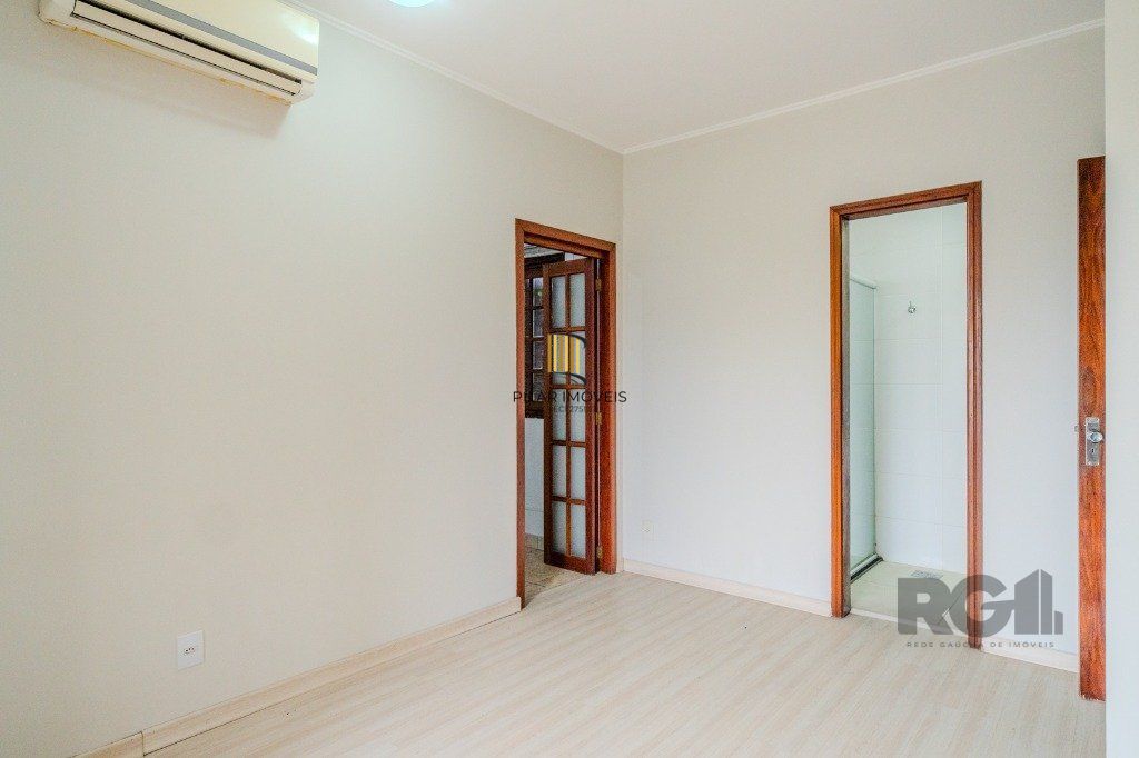 Casa de 214m² com 4 dormitórios, 1 suíte, piscina e 2 vagas no bairro Teresópolis