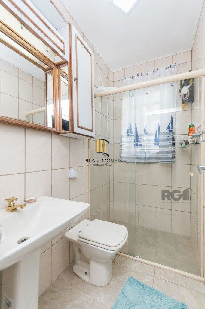 Casa 381m² - 5 dormitórios, 1 suíte, piscina e 6 vagas no bairro São Sebastião