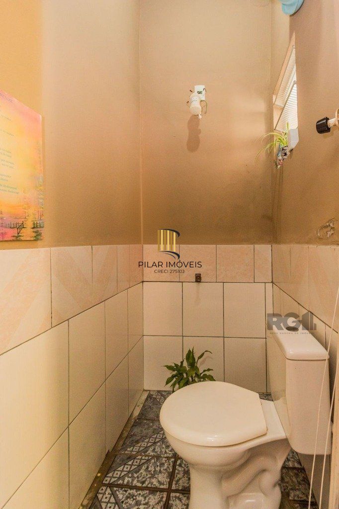 Sobrado de 215m² - 4 dormitórios, 5 vagas no bairro Passo das Pedras