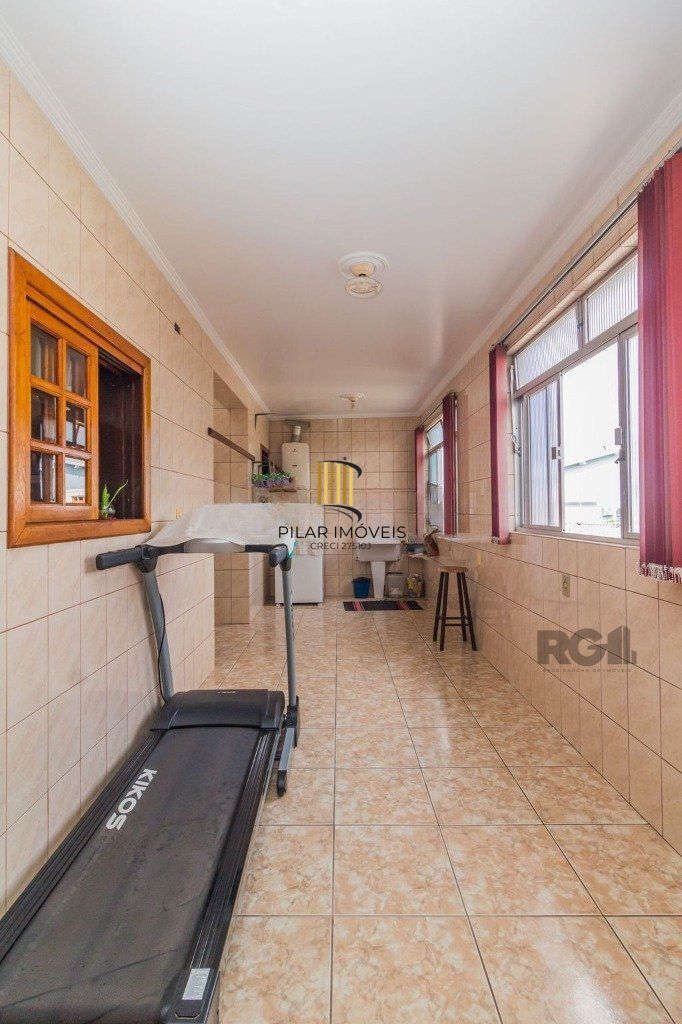 Casa de 4 dormitórios no bairro Sarandi