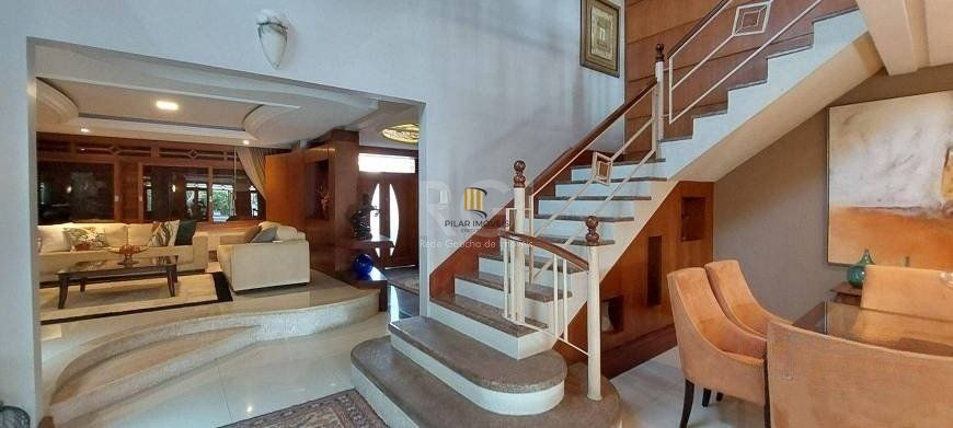Excelente casa de  386m² com 04 dormitórios sendo 03 suítes.
