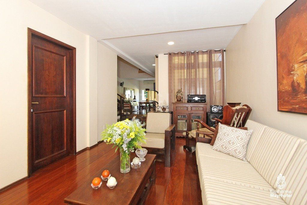 Casa para Venda - 240m², 5 dormitórios, sendo 1 suites, 3 vagas - Menino Deus