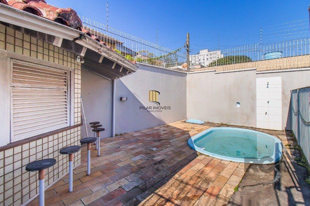 Casa com 4 dormitórios, 3 vagas no bairro Santo Antônio