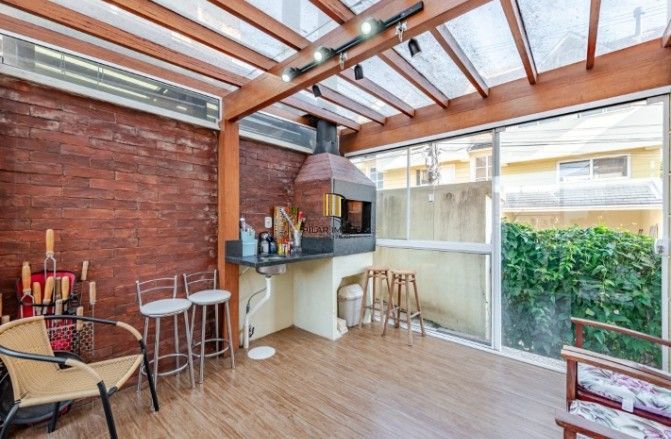 Casa em Condomínio à venda com 4 dormitórios, 248m² e 4 vagas no bairro Teresópolis, em Porto Alegre .