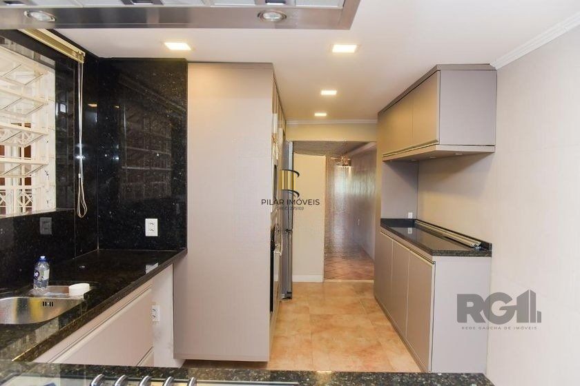 Casa de 197m² - 5 dormitórios, 3 vagas no bairro Rubem Berta