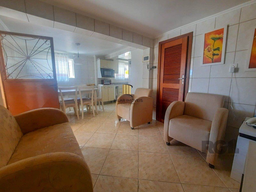 Excelente casa de 240m² com 4 dormitórios e 2 vagas.
