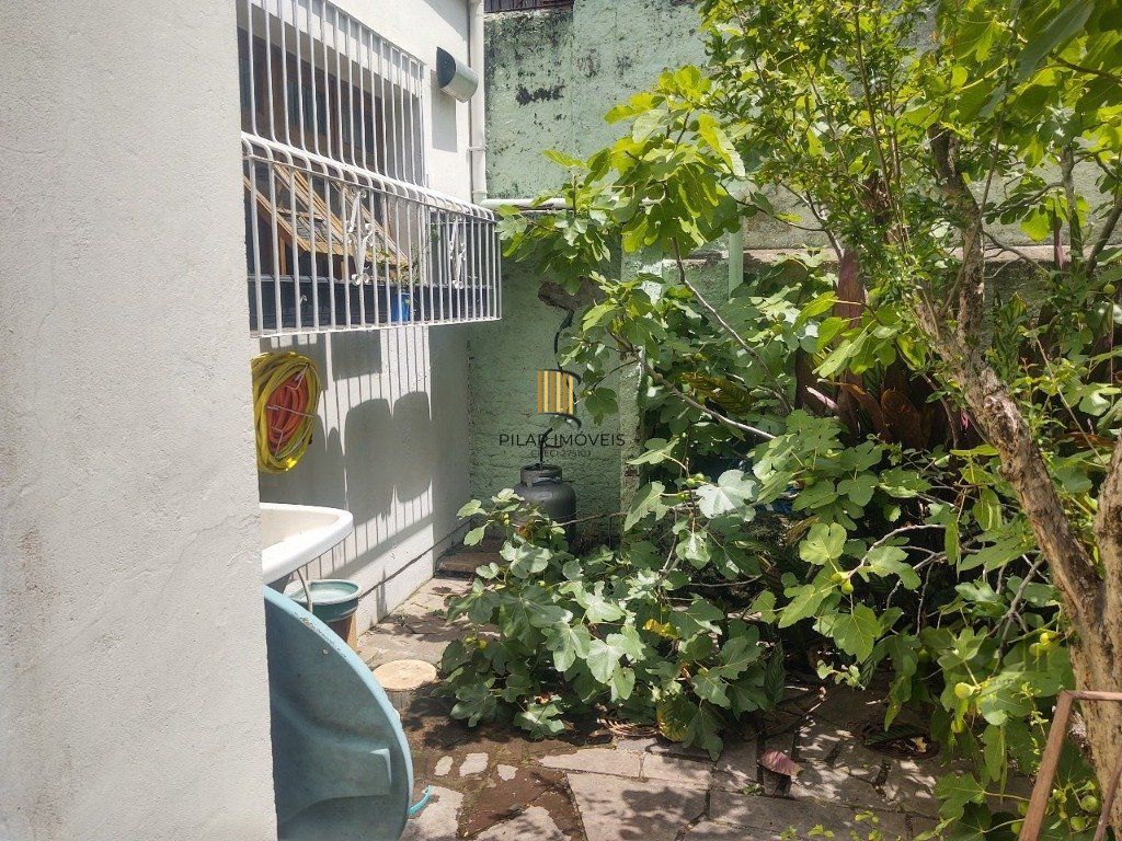Casa de 2 dormitórios no bairro Passo das Pedras