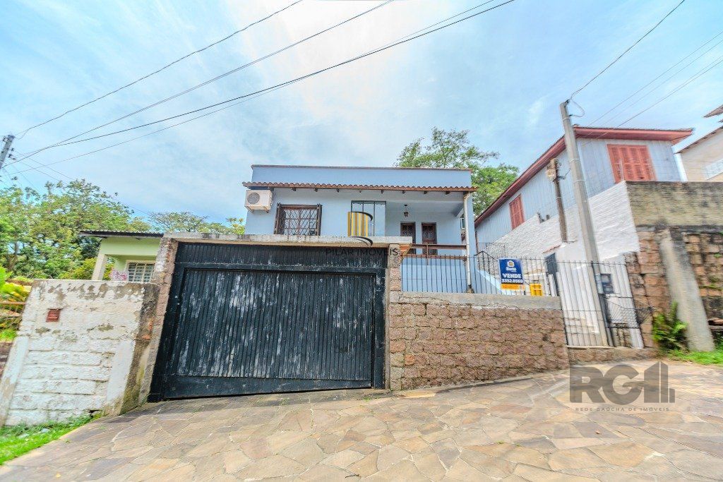 Casa 253m², 3 suítes, pátio, churrasqueira e vaga de garagem para 4 carros no bairro Nonoai