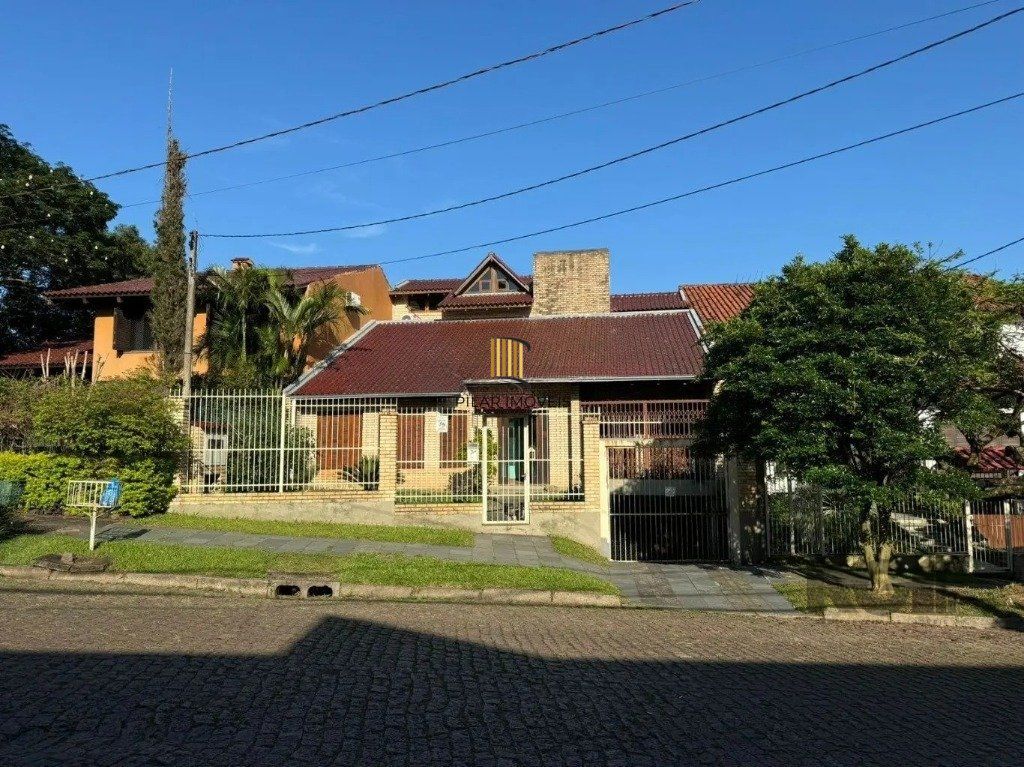 Casa com 4 dormitórios no bairro nonoai