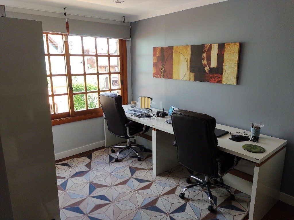 Excelente casa com 03 suíte, espaço gourmet com churrasqueira, living com lareira, pátio com piscina e garagem para 02 carros no bairro Espírito Santo