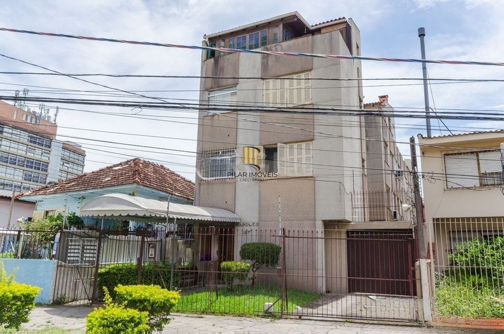 Cobertura semi mobiliada com 2 dormitórios, terraço com churrasqueira e 1 vaga de garagem no bairro Santo Antonio