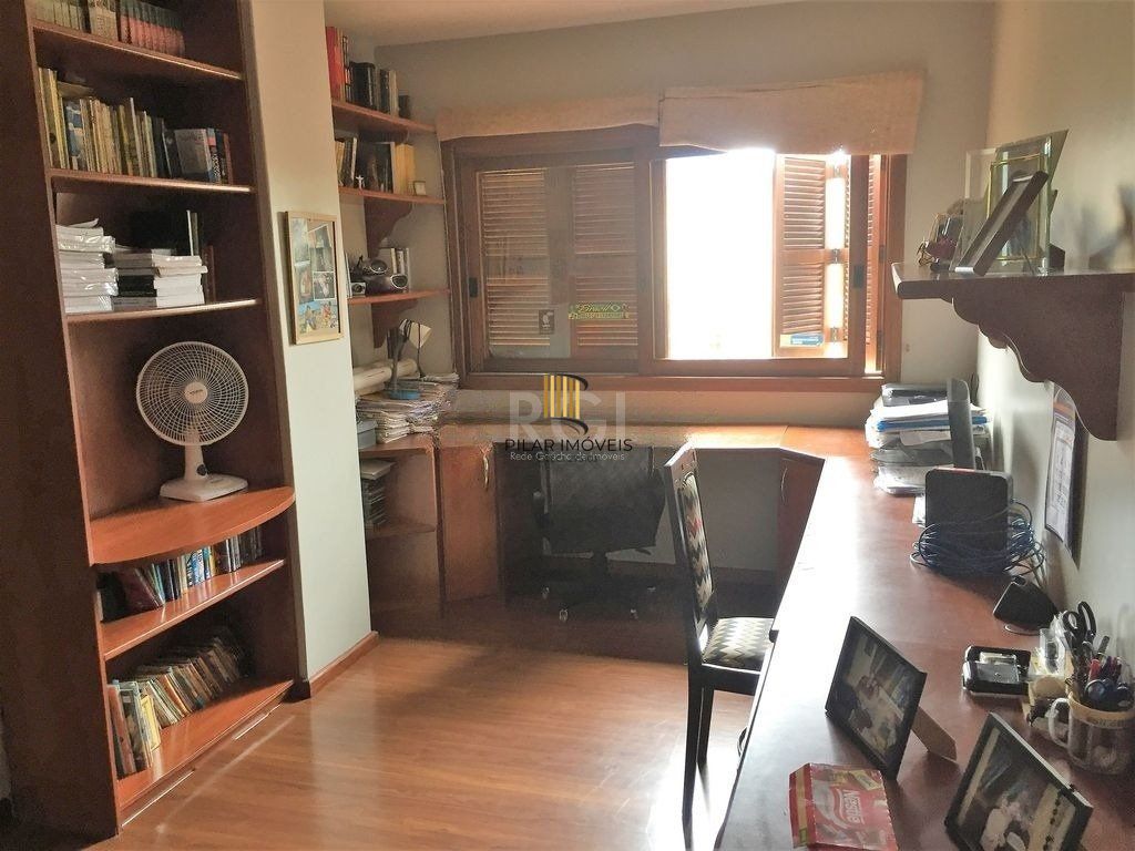 Casa de 270m² - 3 dormitórios, 1 suíte, churrasqueira, pátio e 3 vagas de garagem