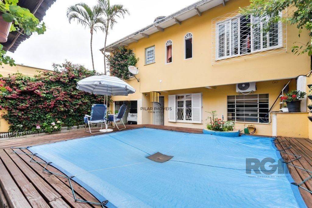 Casa 381m² - 5 dormitórios, 1 suíte, piscina e 6 vagas no bairro São Sebastião