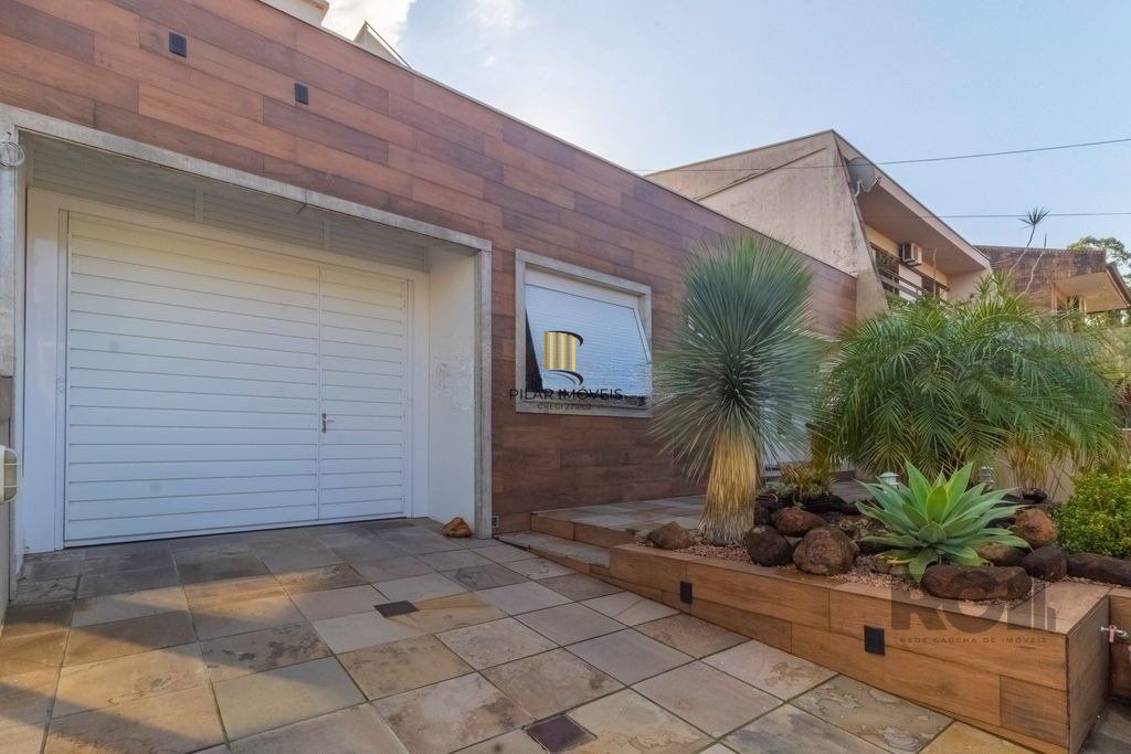 Casa 280m² - 3 dormitórios, 1 suíte, 2 vagas no bairro Jardim Itú
