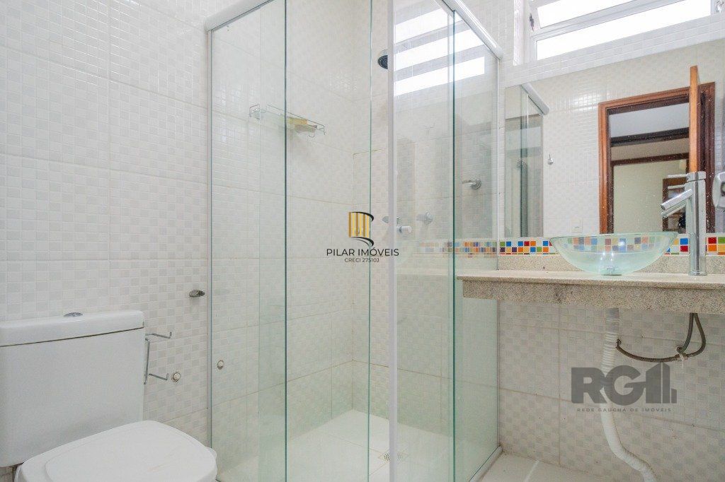 Casa de 214m² com 4 dormitórios, 1 suíte, piscina e 2 vagas no bairro Teresópolis