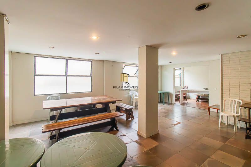 Apartamento de 03 dormitorios e vaga coberta no Menino Deus