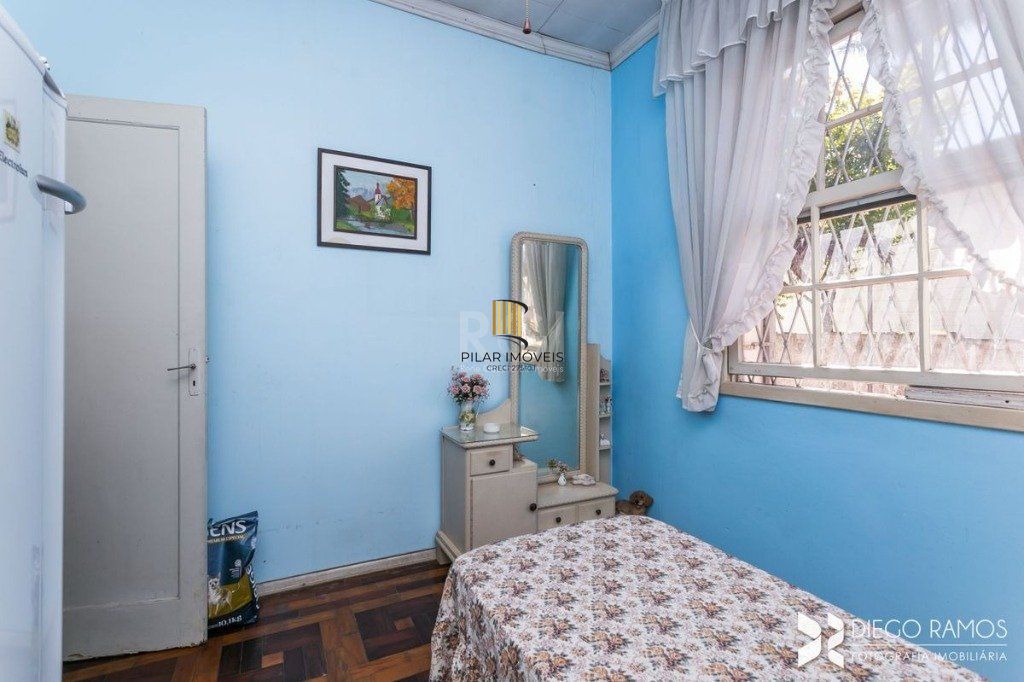 Casa para Venda - 198m², 3 dormitórios, sendo 1 suites, 4 vagas - Petrópolis