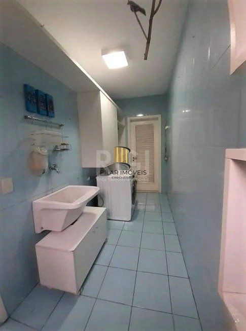 Casa com 233m², 2 dormitórios sendo 1 suíte, living com lareira, espaço gourmet com churrasqueira, pátio e 2 vagas de garagem no bairro Sarandi
