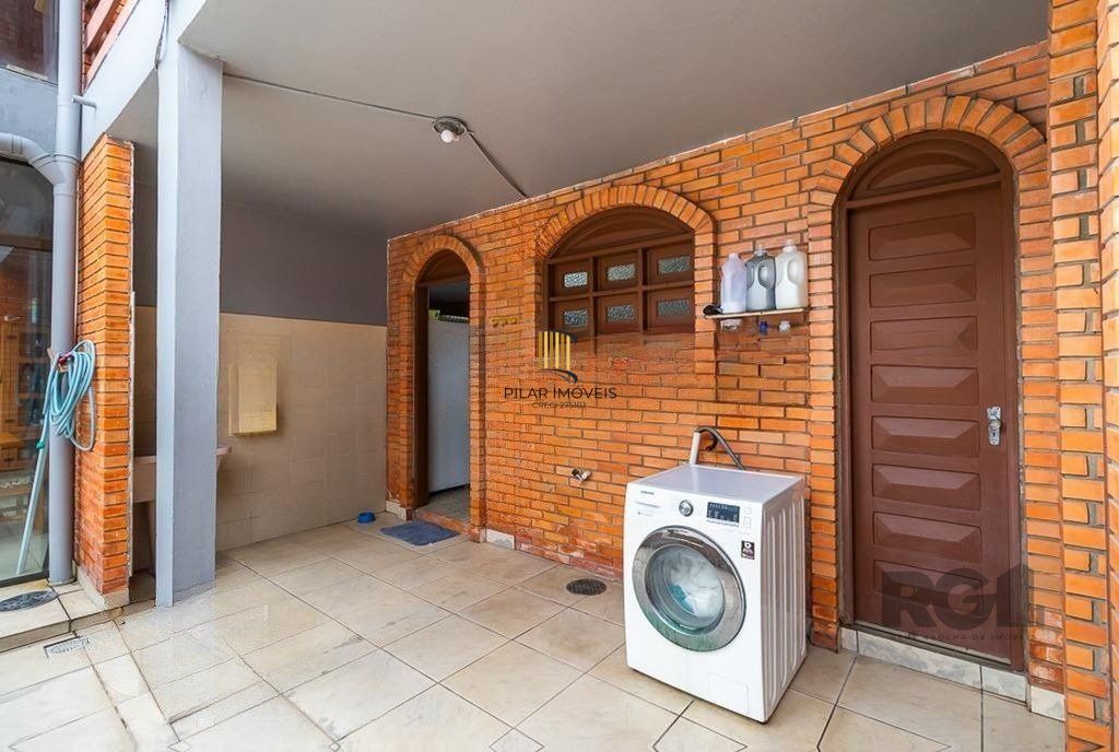 Casa de 245m² com 5 dormitórios no bairro Sarandi