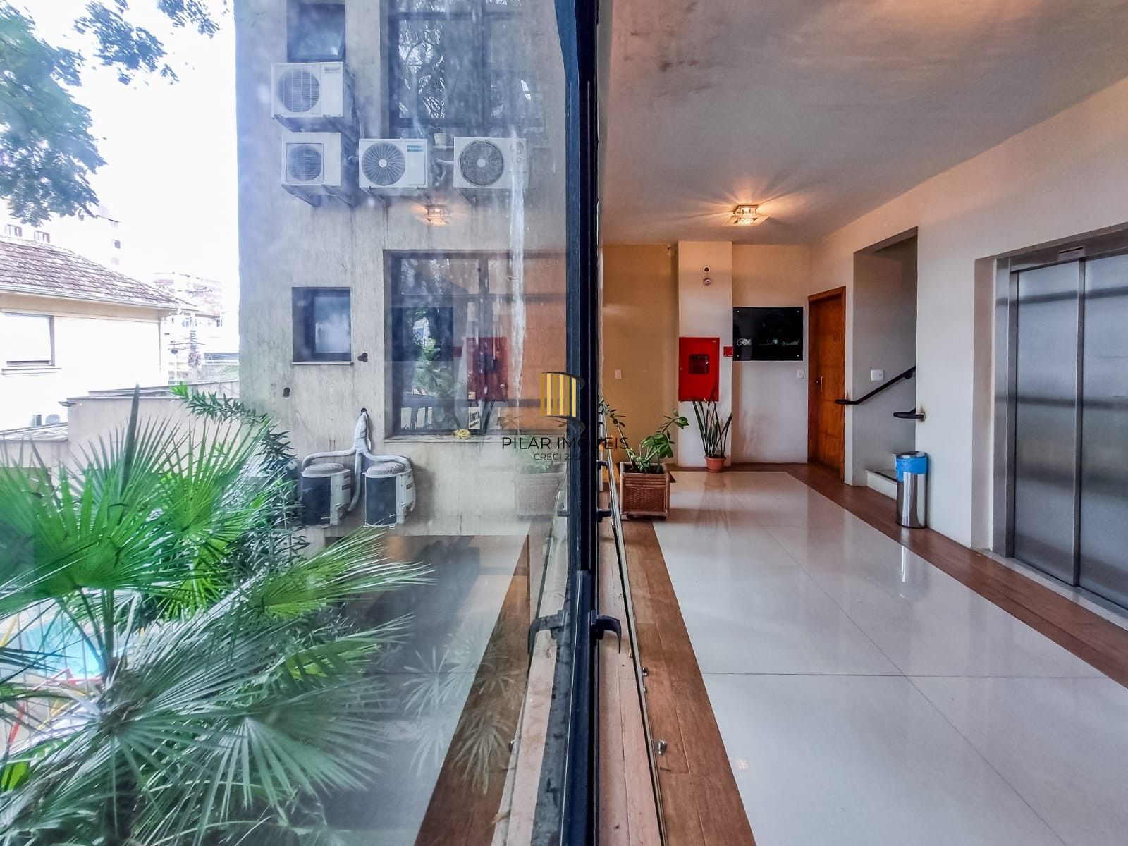 Sala locada com vaga no Menino Deus, a 200 m do Praia de Belas - Pilar Imóveis