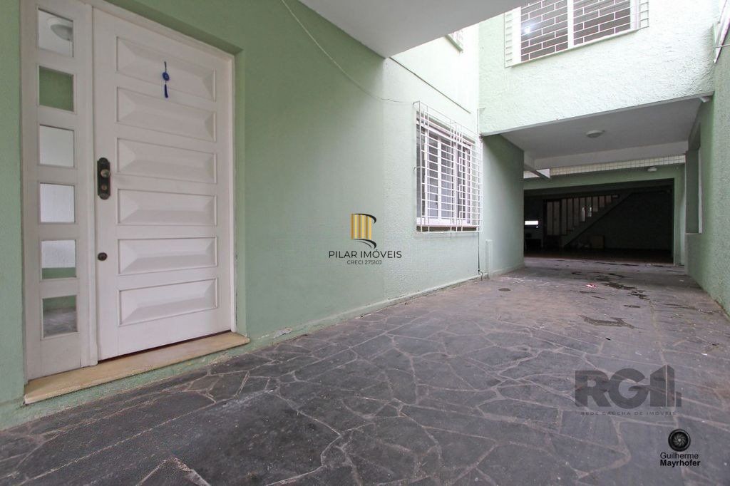 Casa com 5 suítes, 7 banheiros, 4 vagas no bairro Partenon