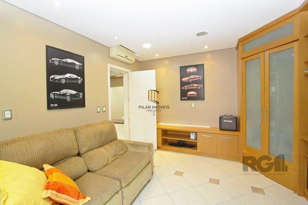 Excelente casa de 330m² com 3 dormitórios, piscina e 3 vagas.