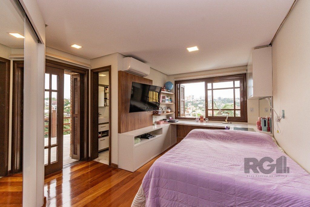 Casa de 484m², 4 dormitórios, 8 vagas no bairro Chácara das Pedras!