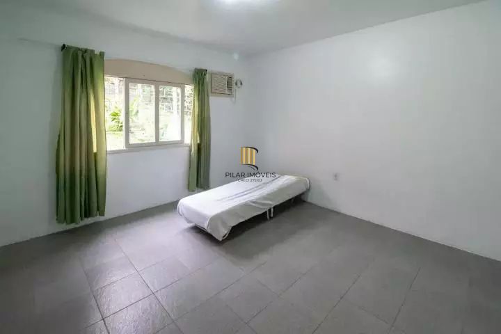VENDE – AMPLA CASA RESIDENCIAL COM PISCINA E 5 VAGAS