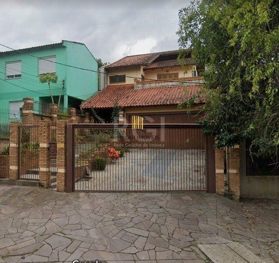 Casa de 270m² - 3 dormitórios, 1 suíte, churrasqueira, pátio e 3 vagas de garagem