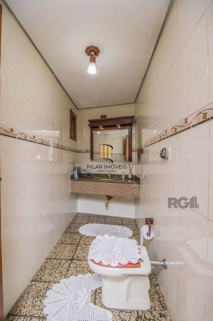 Casa de 329m² - 4 dormitórios, 1 suíte, 6 vagas no bairro Vila Jardim
