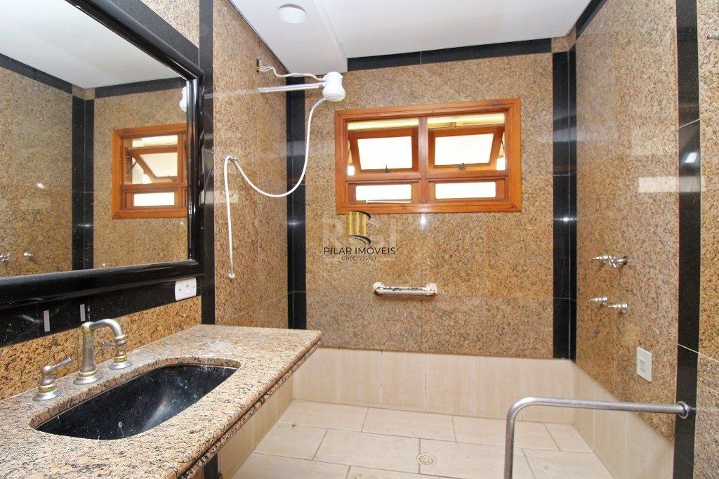 Casa para Venda - 840m², 7 dormitórios, sendo 3 suites, 8 vagas - Medianeira