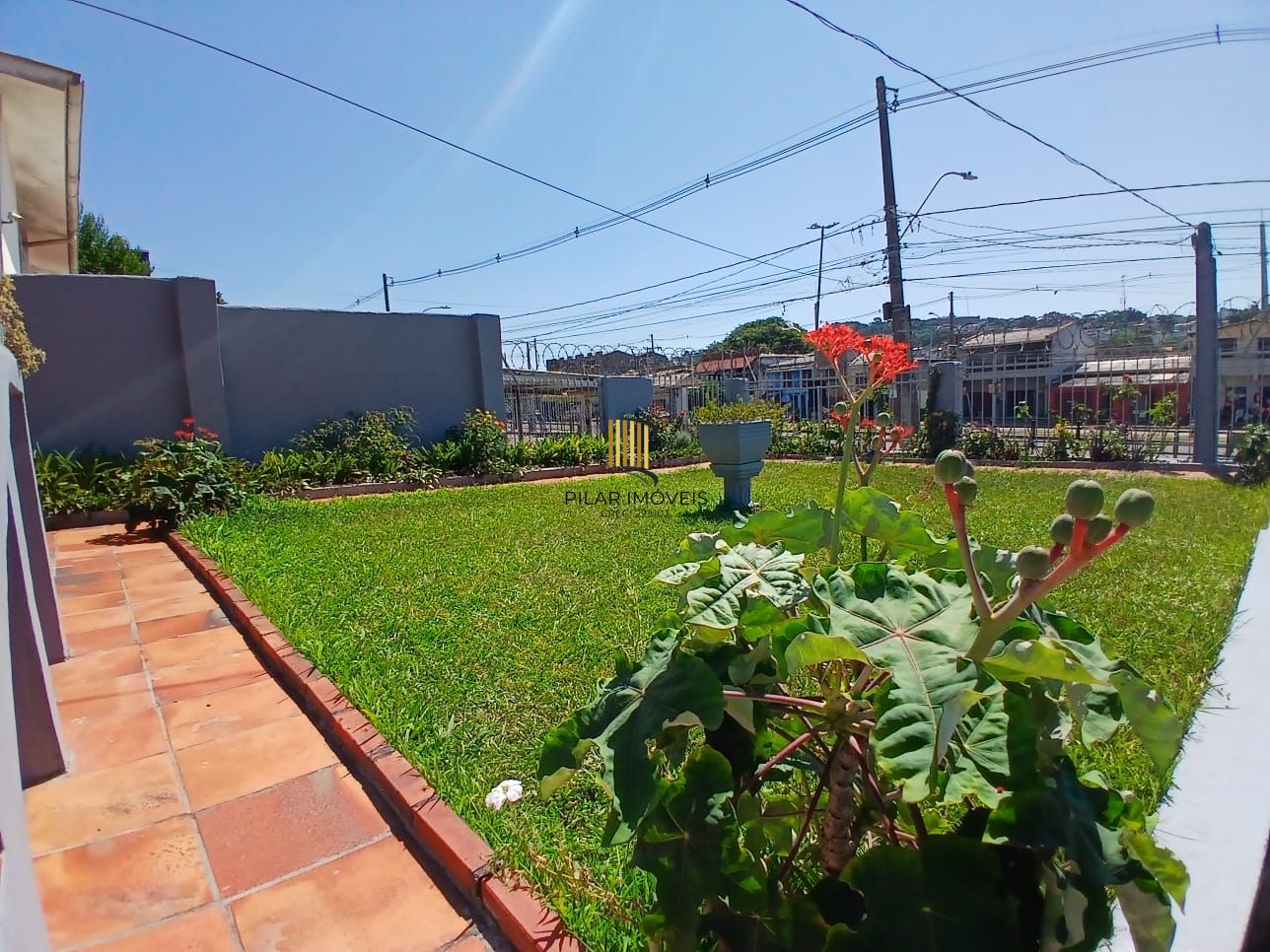 Casa com 03 dormitorios e amplo jardim no bairro Santa Tereza /RS