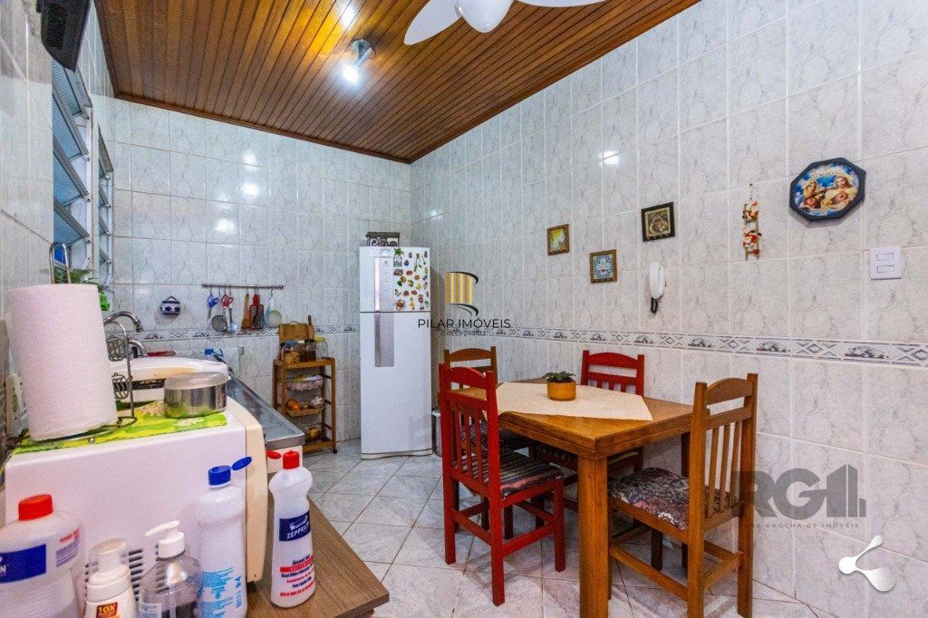 Casa para Venda - 240m², 3 dormitórios, sendo 1 suites, 3 vagas - Cristal