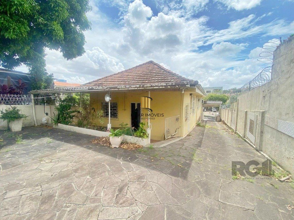 Casa 4 dormitórios no bairro Nonoai