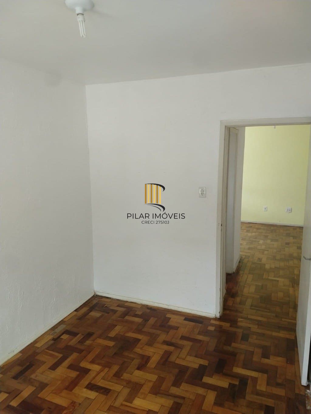 Apartamento de 2 dormitórios à venda em Passo d'Areia, Porto Alegre.