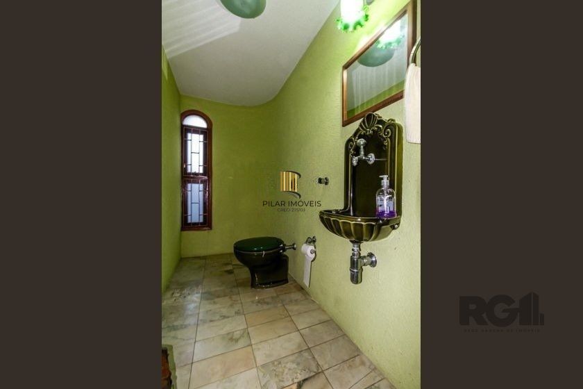 Casa 303m² - 4 dormitórios, 2 vagas no bairro Santo Antônio