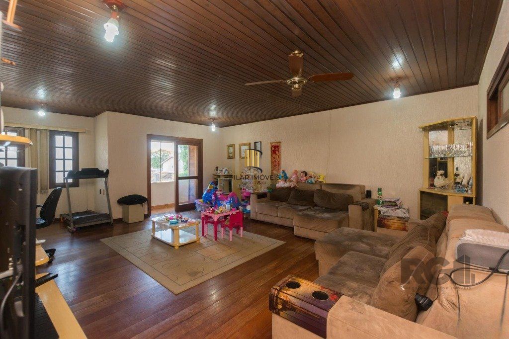 Casa de 4 quartos com 265m², no bairro Cavalhada