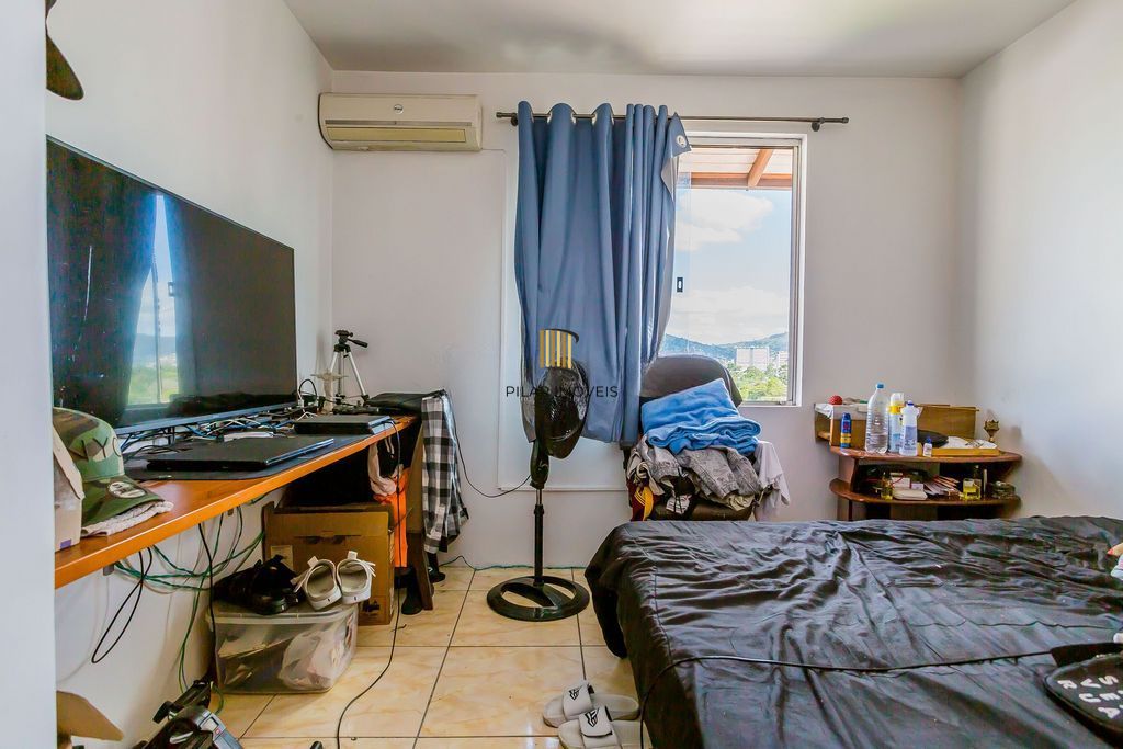 Casa de 6 dormitórios à venda No Bairro Jardim do Salso - Porto Alegre