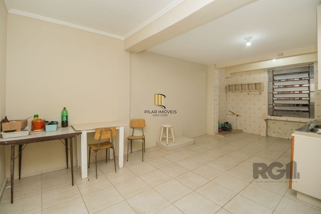 Excelente casa de 389,53m² com 8 dormitórios e 3 vagas.