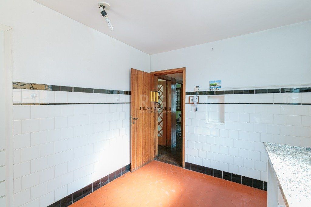 Casa 3 dormitórios com uma 1 suite, 2 banheiros, terraço, bem iluminada. Próxima ao Shopping Boubon Teresópilis